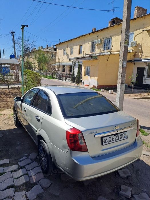 Lasetti avtomat 1.8 sotiladi