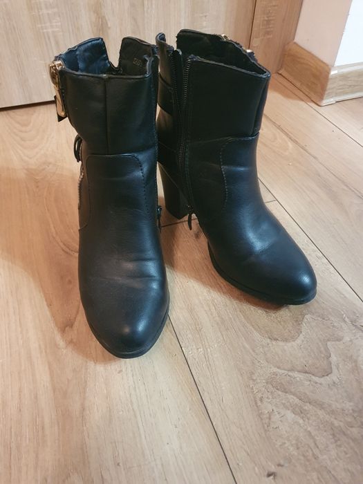 Cizmulite negre capusite marimea 38