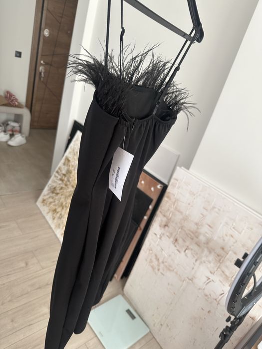 Топове и черна рокля с пера