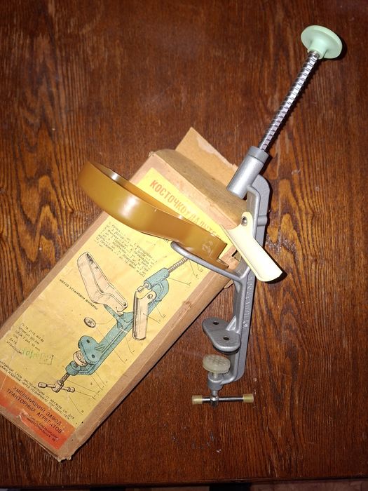 Косточкоудалитель для вишни. СССР,  в упаковке.