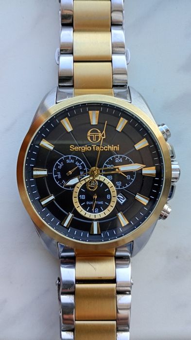 Ceas Sergio Tacchini, negru-auriu, seamănă cu Lorus by Seiko, mecanism japonez, masiv, metalic, greutate 150 grame