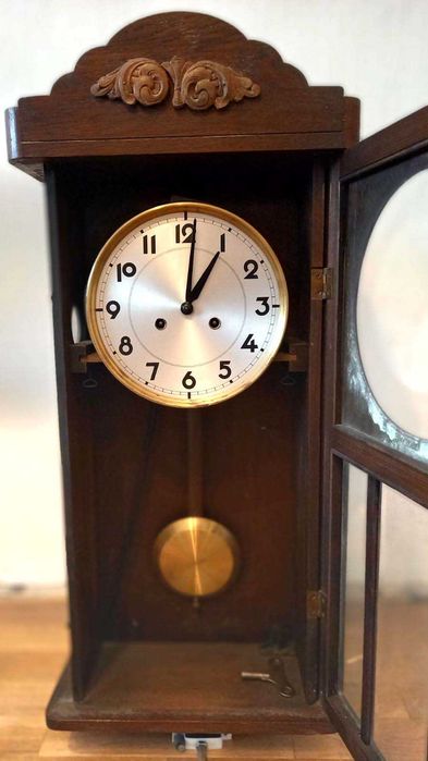 стар автентичен стенен часовник с гонг на цял и половин час