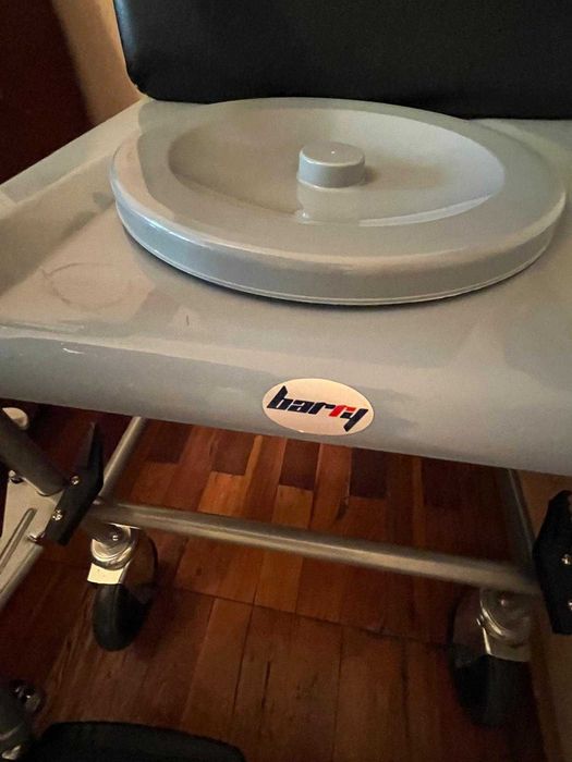 Туалетный стул на роликах.