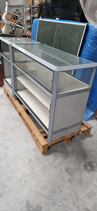 Търговска стъклена витрина