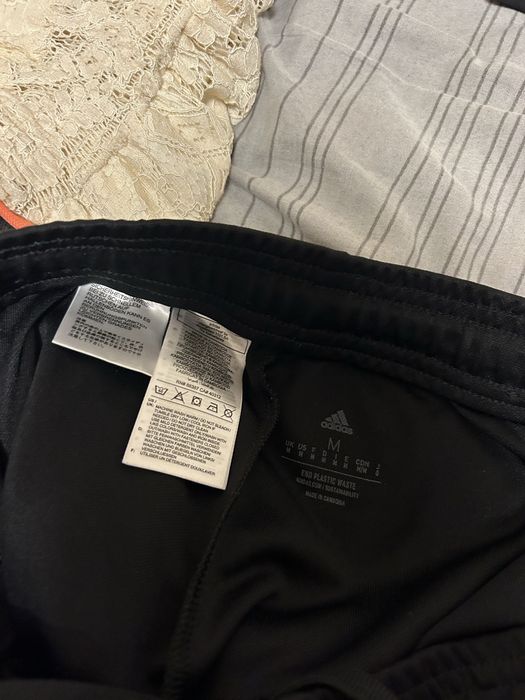 Спортно долнище adidas в черно с розови акценти