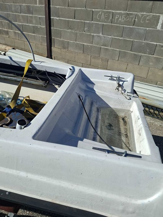 Лодка с колесар с регистра ия