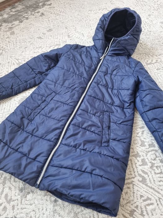 Продам куртку для девочки  размер 140 на 9-10  лет.