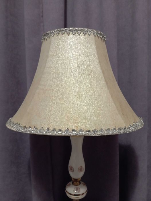 Големи старинни порцеланови лампи с абажури