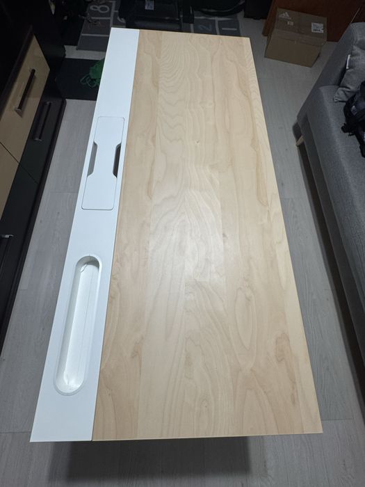 Blat birou IKEA Mittzon si modul priza