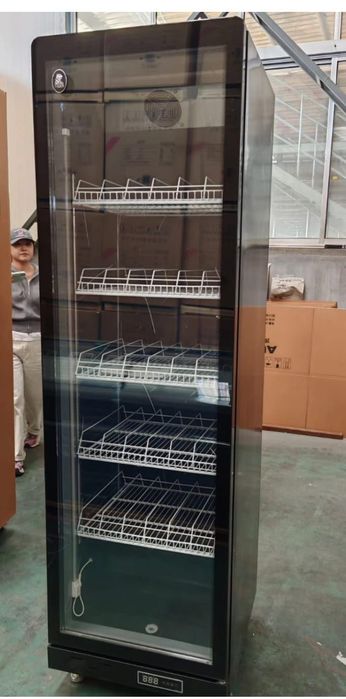 Стоящий холодильник