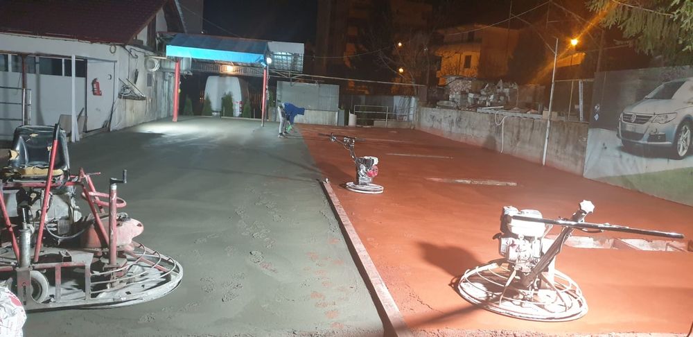 Finisare beton cu elicopter și cuart in curte - industrial