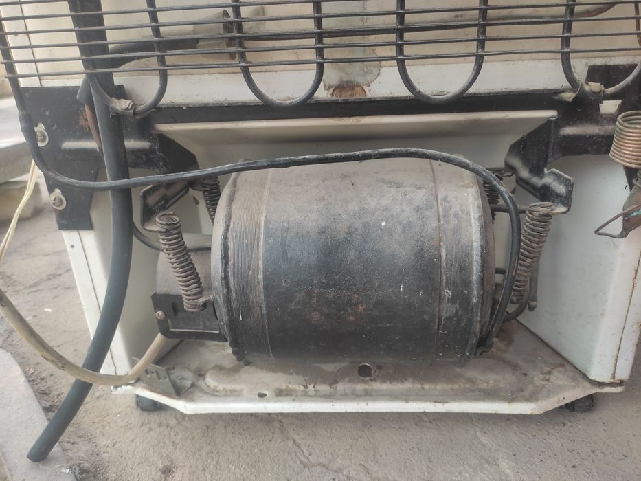 Холодильник сотилади