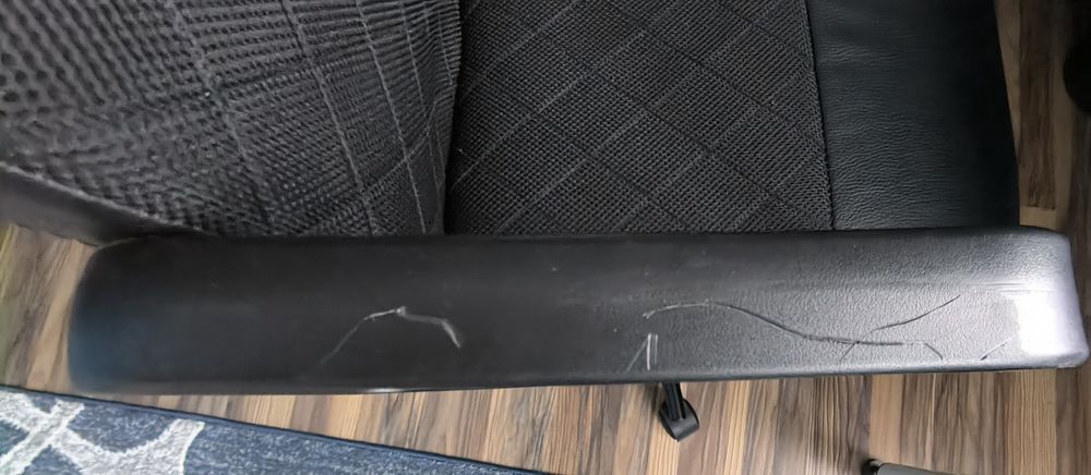 Офис стол ИКЕА. Много удобен с драскотина