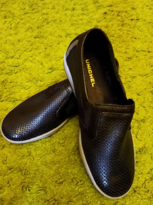 Продам красивые детские ботинки