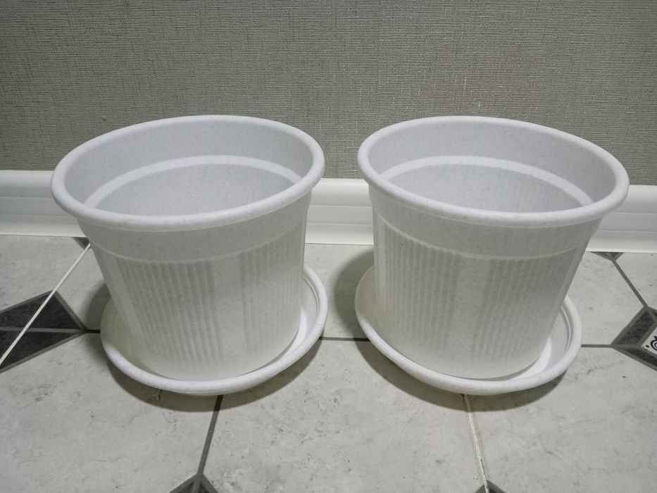 Белые цветочные горшки