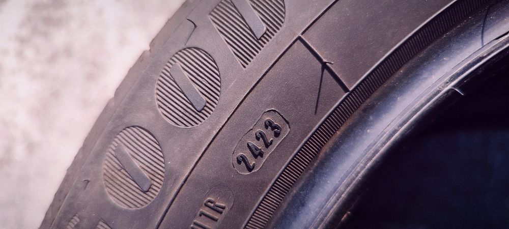 Vând 2 cauciucuri Goodyear 205 55 R17