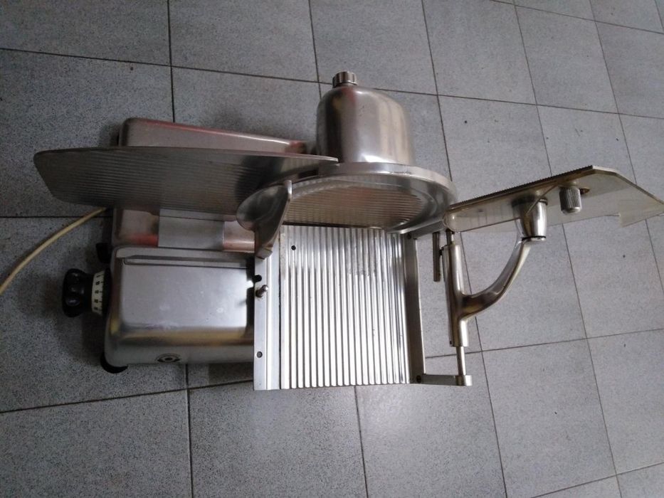 Професионален слайсер / резачка Бизерба модел Р704