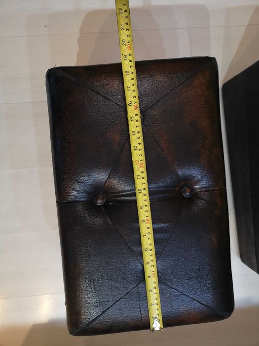 Старинна табуретка