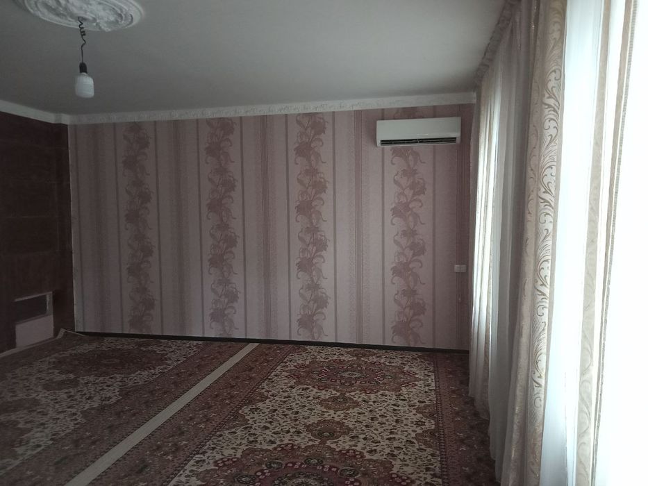 4 xonali uy oshxona va dushi bn. Bog' ham bor