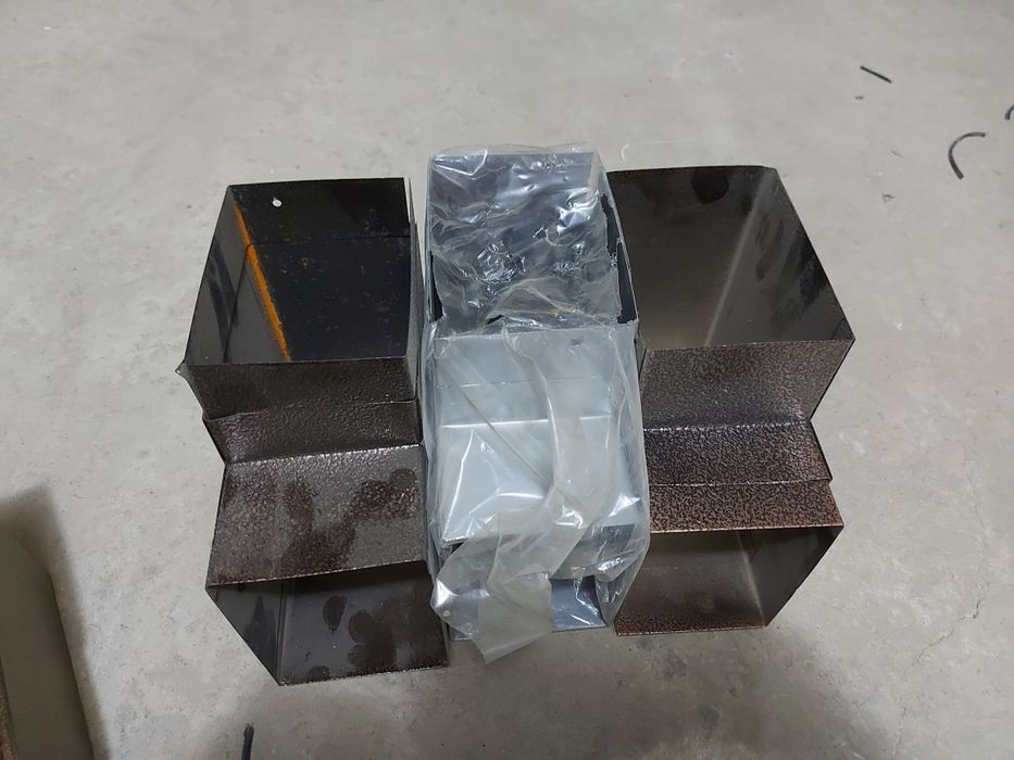 Продаётся металлические труба и отвод для вытяжки  и есть короб для вы