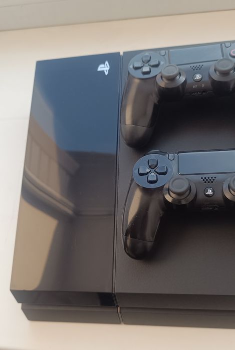 Продам Sony Playstation 4
