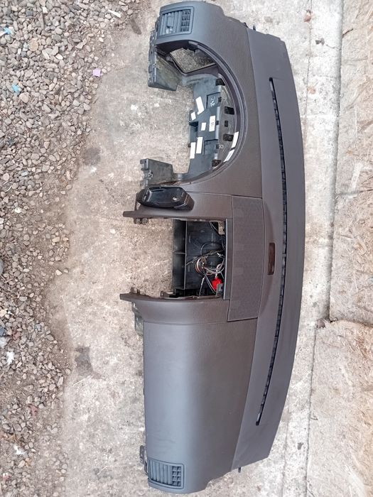 Flansa/plansa bord vw touareg 7L compatibila 2003-2010 maro și negru