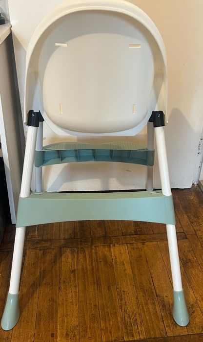 Scaun de masă pentru copii confortabil, stabil si ușor de curățat.