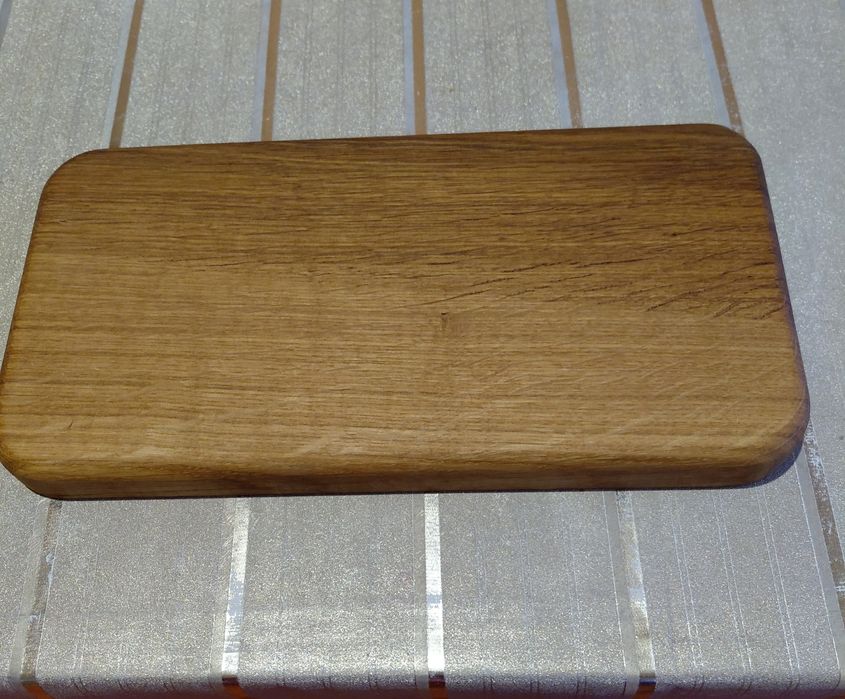 Кухненска дъбова дъска за рязане. Размер  32×17×2,5 см.Цена-15 лв.