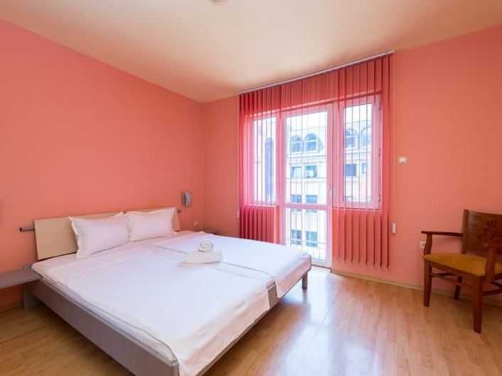 Продава се Тристаен апартамент в София, Център - 82 кв.м за 2257 €/кв.м - Снимка #1