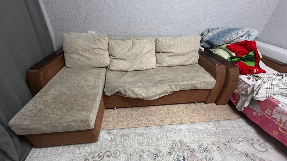 Отдам даром диван с подушками