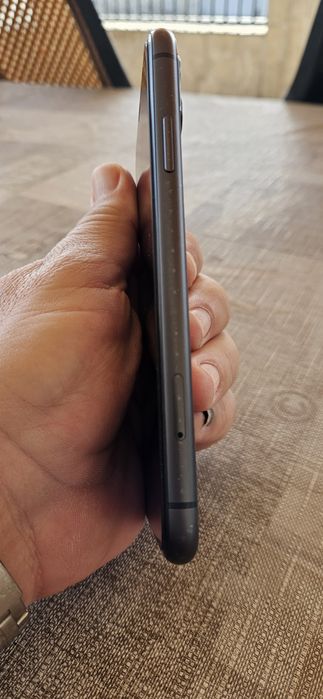IPhone 11 много запазен