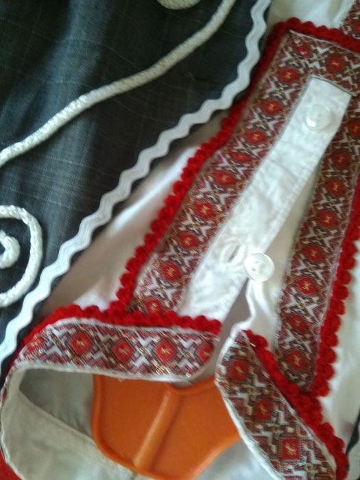 2бр.народни  носии,момчета 98-116 см,височина около 116 см