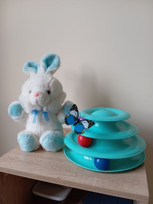 Купички за храна на котки и играчка много добре запазени