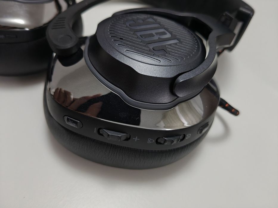 Casti wireless JBL Quantum 810 ca noi