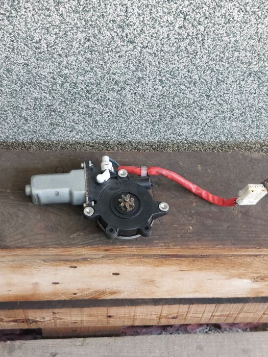 Моторчик стекло подемника Subaru Forester  2005 год .