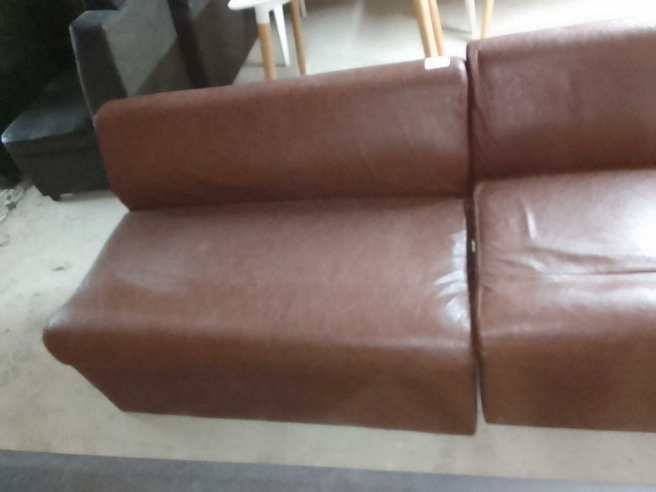 Коричневый диван.Оборудование