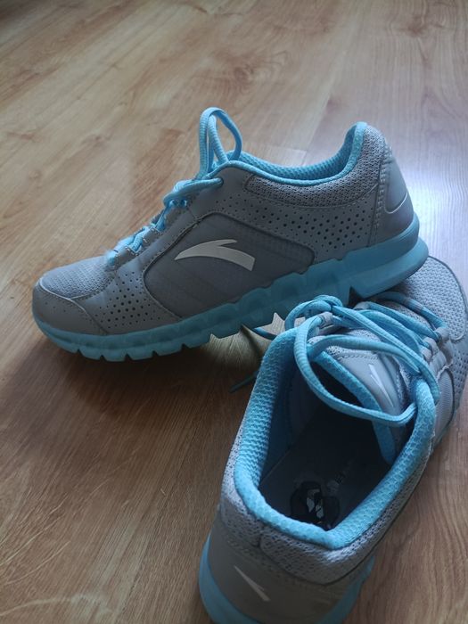 Кроссовки женские