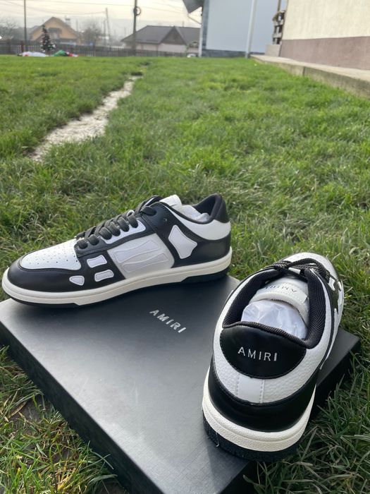 Vând adidasi Amiri