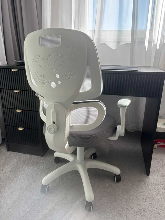 Birou modern negru cu fronturi riflate și scaun ergonomic copii