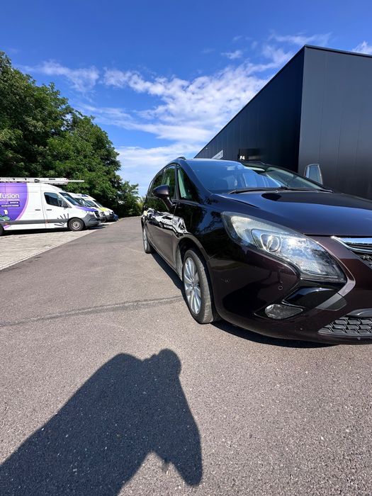 Vând Schimb Opel Zamfira  pe un suv
