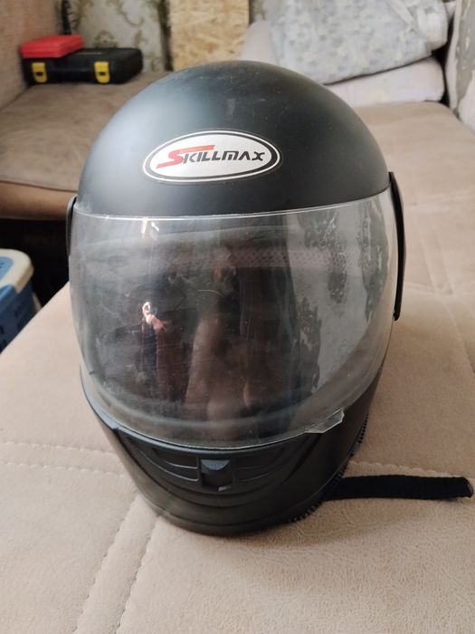 Продаётся шлем для мотоцикла или скутера.