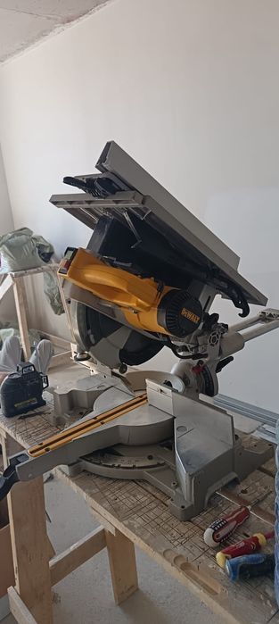 Торцовочная пила Dewalt