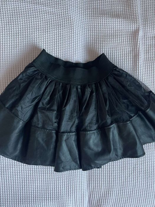 Черна пола с ластик