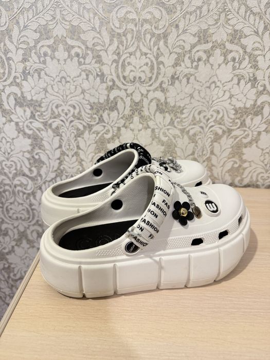 Кроксы с джибитсами 4000тг