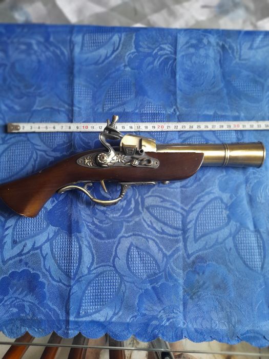 3 бр. Реплики на стари пищови и ретро лупа