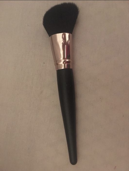 Pensula de machiaj, pila de unghii