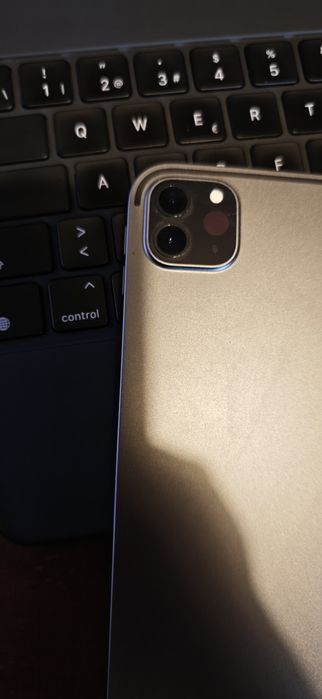 Ipad 12,9" 4th generation 128 GB + Magic keyboard+apple pencil