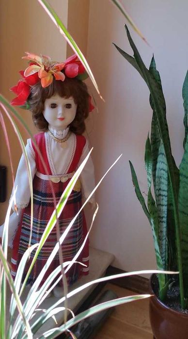 Продавам 58 годишна кукла в народна носия.