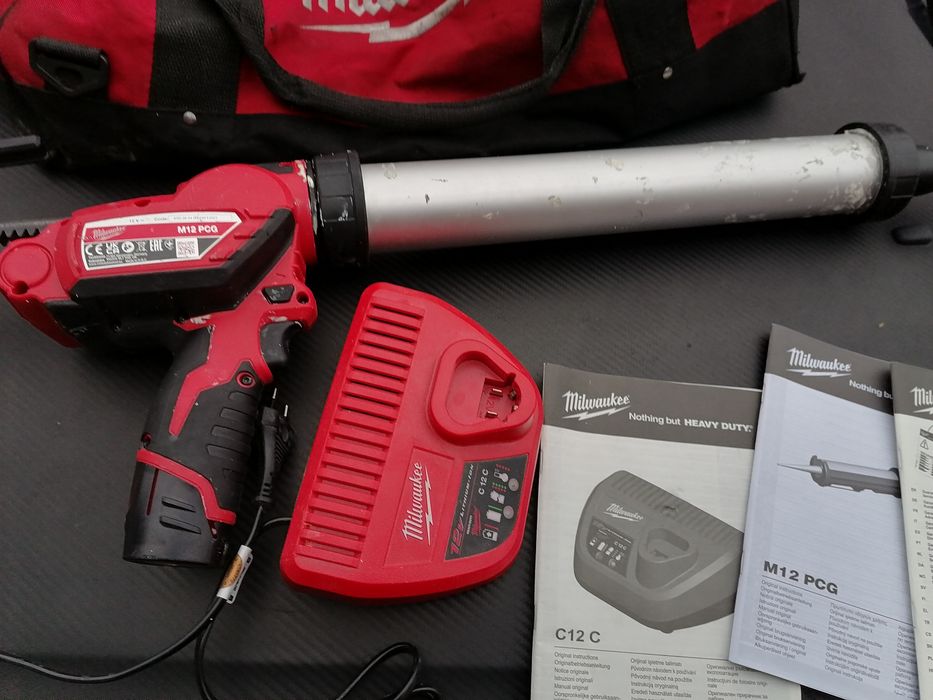 Pistol silicon, mastic, salam montaj parbrize. MILWAUKEE