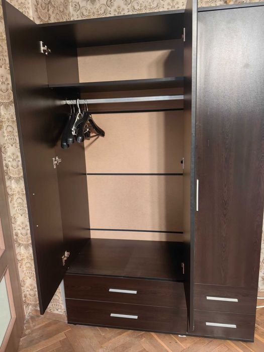 Трикрилен гардероб